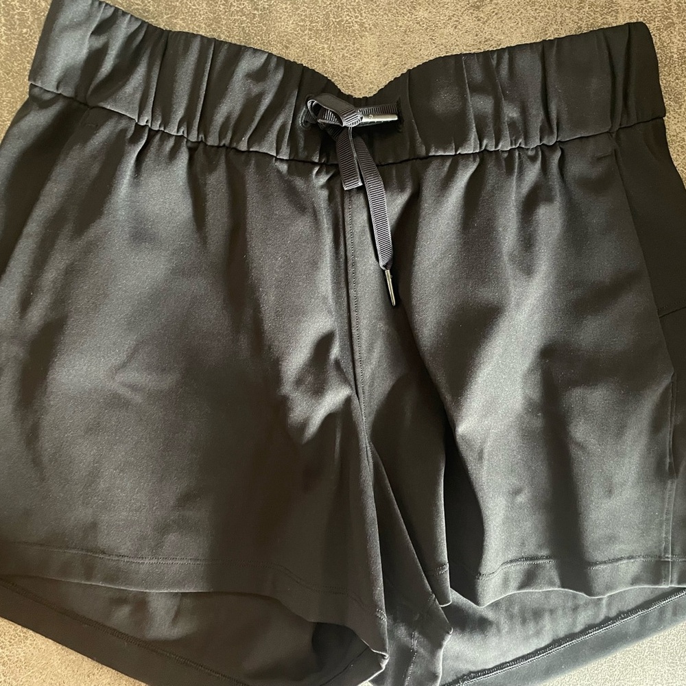 NWOT Lulu Shorts Size 6
